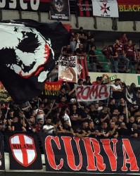  AC米兰主场溃败，球迷高呼教练下课  