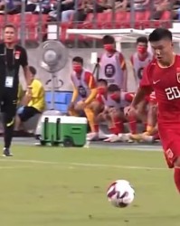  比勒菲尔德年轻门将神勇，多次扑救力保城门不失