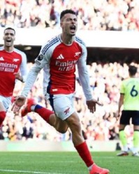  阿森纳门将低级失误，伯恩茅斯补时扳平抢关键一分  