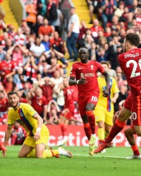  萨拉赫传射建功利物浦登顶榜首  