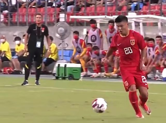  比勒菲尔德年轻门将神勇，多次扑救力保城门不失